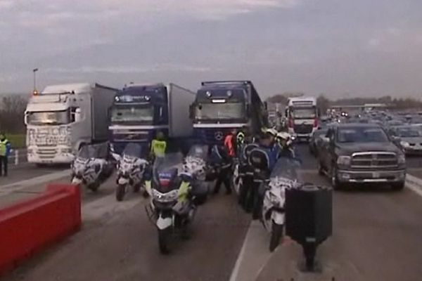 Une quinzaine de camions ont bloqué plusieurs voies de l'A 43 au péage de St Quentin-Fallavier