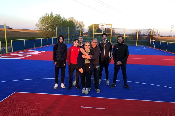 Jean Kohler (qui enlace sa fille) et les jeunes basketteurs qui ont aidé à la réhabilitation du city stade de Furdenheim ont achevé leur oeuvre peu avant 19h le vendredi 2 avril.