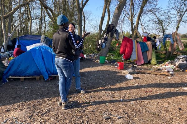 Dans ce camps installé à quelques mètres de la voie ferrée, les bénévoles tentent de répondre aux interrogations des exilés.