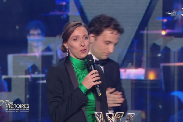 Lucie Leguay, très émue, aux Victoires de la Musique classique; d'avoir été reconnue Révélation cheffe d'orchestre, hier soir, 2 mars 2023.