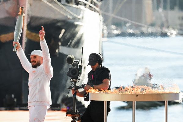 Jul allume le chaudron sur le Vieux-Port le 8 mai 2024