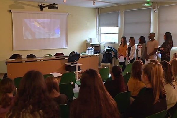 Au lycée Europe à Reims, des élèves s'engagent contre le harcèlement scolaire.