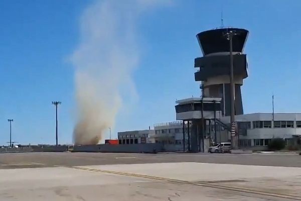 Les images surprenantes d'un tourbillon de poussière sur l'aéroport de Montpellier Méditerranée - 2 septembre 2019.