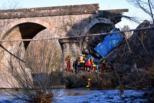 Le pont de Chamborigaud s'était effondré avec un camion dessus.