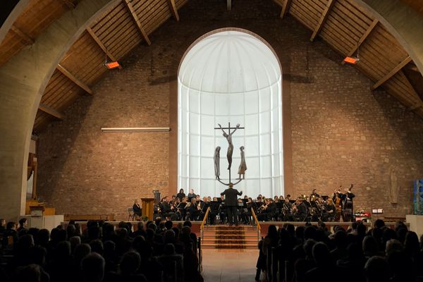 Les musiciens et les auditeurs réunis dans l'église Saint-Barthélémy de Géradmer autour de la musique des films de Miyazaki, 