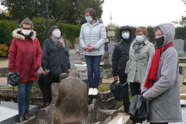 Des bénévoles étaient réunis au cimetière de Yèvres-le-Chatel, le mardi 27 octobre, date de création de l'association "Pour une alternative funéraire"