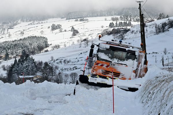 Après les fortes chutes de neige en Ardèche en début de semaine, une partie du département a été paralysé cette nuit par les pluies et les rafales du vent.