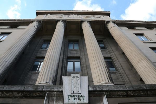 Entrée du Tribunal correctionnel de Marseille. Lundi 6 février 2017, des membres présumés de la mafia et un ex-joueur de foot seront jugés pour trafic de drogue.
