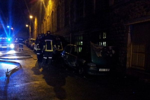 Intervention des pompiers après l'incendie de deux véhicules, rue Beyrand à Limoges, nuit de vendredi 11 à samedi 12 octobre