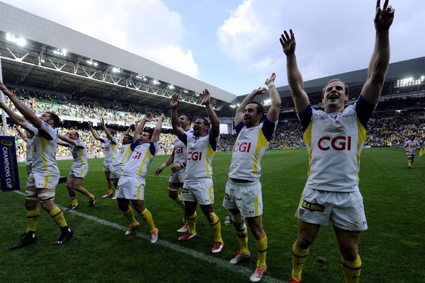 Le tour d'honneur des joueurs de l'ASM après leur victoire 13 à 9 en demi-finale de la Champions Cup contre les Saracens à Saint-Etienne, le 18 avril 2015.