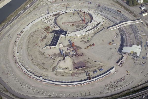 L'anneau du Synchrotron grenoblois en construction en 1990