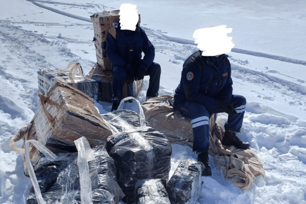 Les contrebandiers avaient astucieusement camouflé leur marchandise en la transformant en sacs à dos, munis de bretelles improvisées en scotch.