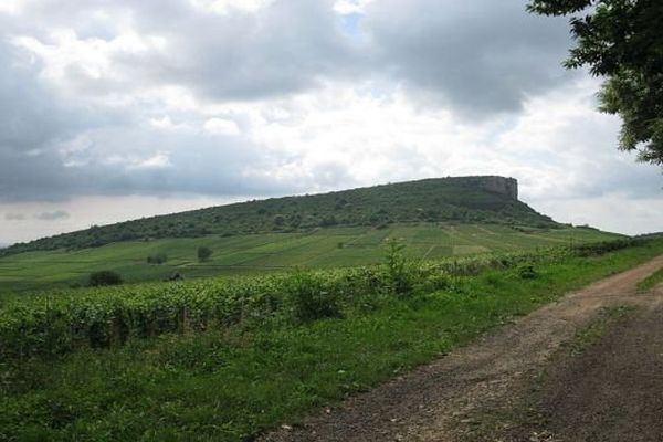 a Roche de Vergisson est située sur la commune de Vergisson, en Saône-et-Loire, à moins de deux kilomètres à vol d'oiseau de la Roche de Solutré.