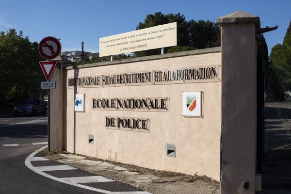 L'Ecole Nationale de Police de Nîmes compte 1 300 élèves, ainsi que 400 permanents et salariés du privé.