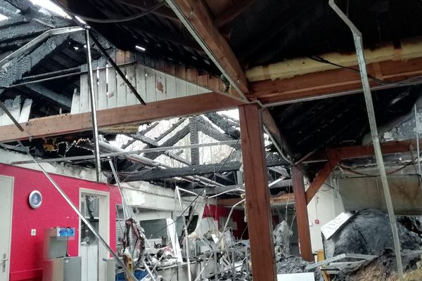 La cantine centrale du Rheu (Ille-et-Vilaine) a été détruite presque entièrement par un incendie, dans la nuit du 29 au 30 décembre 2018.