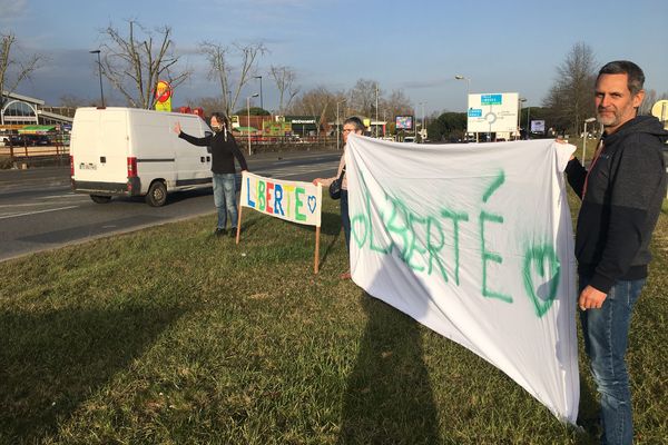 C'est dans une ambiance bon enfant que les sympathisants du convoi "de la liberté" ont fait une halte en Corrèze ce jeudi soir.