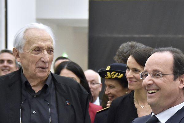 Pierre Soulages avec l'ancien président de la République, François Hollande, en 2014 lors de l'inauguration du musée qui porte son nom à Rodez. 