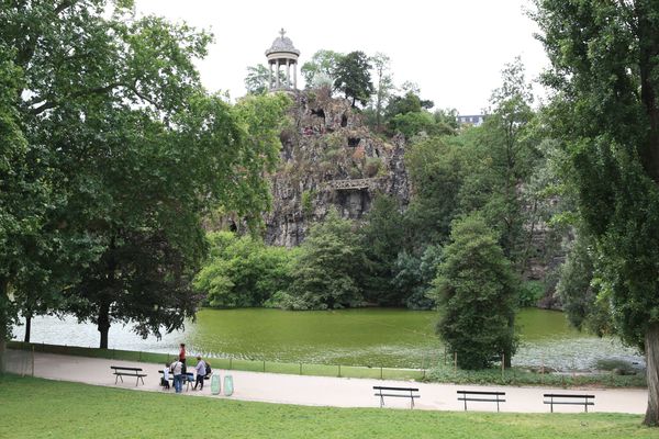 Le parc des Buttes-Chaumont, à Paris.