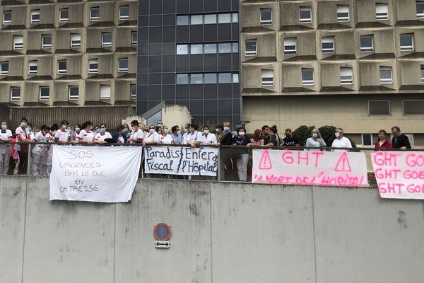 Ils étaient environ 150 réunis en début d'après-midi devant le centre hospitalier de Bar-le-Duc.