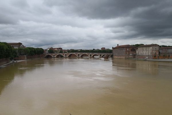 La Garonne, couleur boue à Toulouse