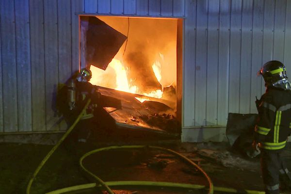 L'incendie s'est déclaré dans un entrepôt de carton de 800 m2 contigu à l'abattoir