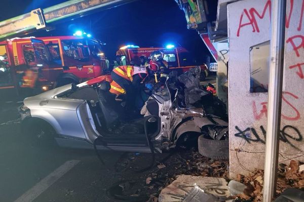 Courniou (Hérault) - une voiture s'écrase contre un abris bus, la conductrice gravement blessée a dû être désincarcérée - 4 janvier 2024.