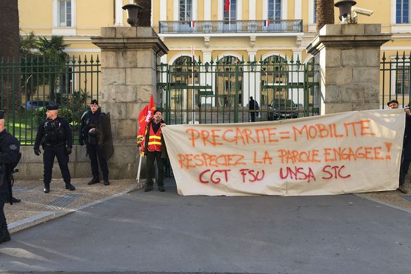 Une vingtaine d'enseignants des lycées agricoles de Borgo et Sartène se sont rassemblés devant la direction régionale de l'agriculture et de la forêt, à Ajaccio, lundi 6 janvier.