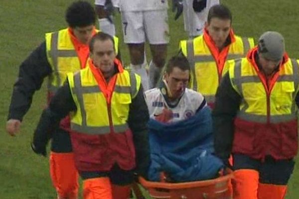 Erwan Quintin est sorti sur civière aprés sa blessure lors du match Clermont - Chateauroux.