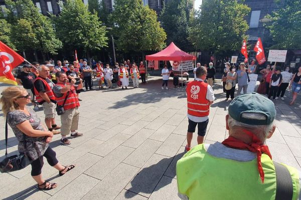 Mardi 14 juillet, place de la victoire à Clermont-Ferrand, une quarantaine de personnes se sont rassemblées à l'appel de la CGT.