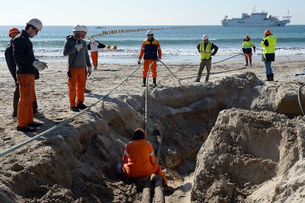 Orange Marine installe et assure la maintenance de câbles sous-marins, comme ici à la Seyne-sur-Mer en mars 2016 sur un câble "SEA-ME-WE 5" qui relie la France et Singapour.