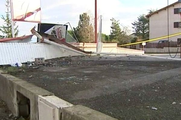 la station service où s'est encastrée la voiture accidentée, à l'entrée de Brioude (43)