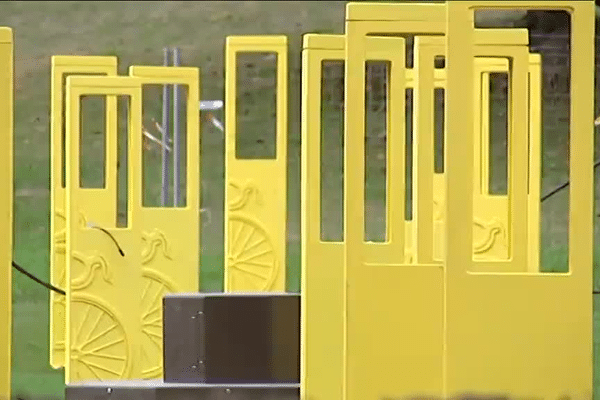 Les 104 totems du "Tour des Géants" en construction au Stade Tissié à Pau.