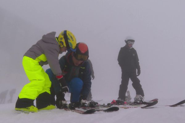 C'est la première journée de ski de la saison à la Pierre Saint-Martin sous un épais brouillard le samedi 3 décembre 2022.