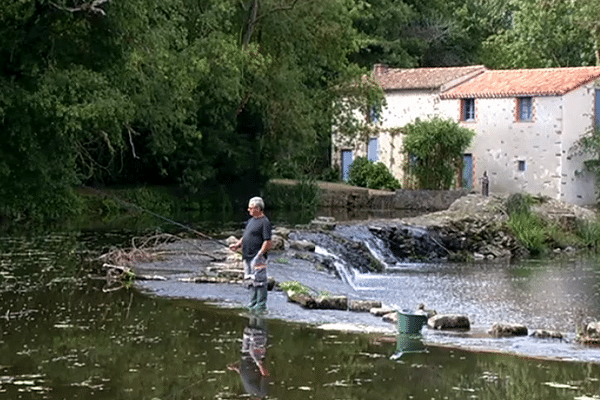 Un temps abandonné, voué à la ruine ce moulin a été rénové, et son mécanisme remonté par son actuel propriétaire.