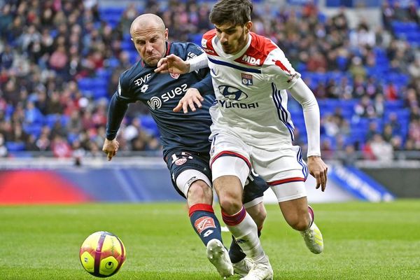 Martin Terrier et Florent Balmont au coude à coude lors du match OL-DIJON au Groupama Stadium lors de la 31e journée de Ligue 1