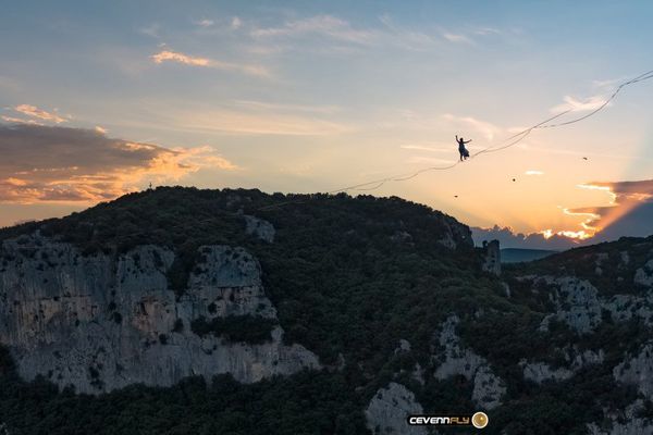 Du 20 au 28 juin des passionnés ont tendu une sangle de 2.5 centimètres de large à 150 mètres de haut à Saint-Bauzille de Putois dans l'Hérault. 