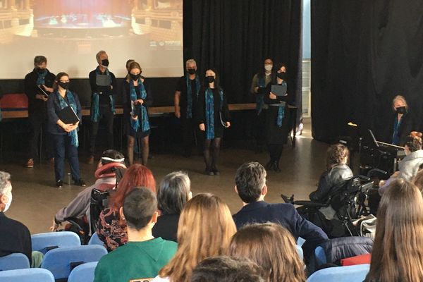 Le Choeur de l'Opéra de Bordeaux s'est rendu au lycée Victor Louis de Talence pour aller à la rencontre des élèves.