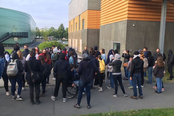 Des étudiants bloquent à nouveau le site de l'université Rennes 2 le 17 mai, date à laquelle devaient avoir lieu les partiels