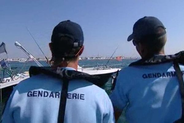 La gendarmerie maritime tente de sensibiliser les plaisanciers à porter leur gilet de sauvetage