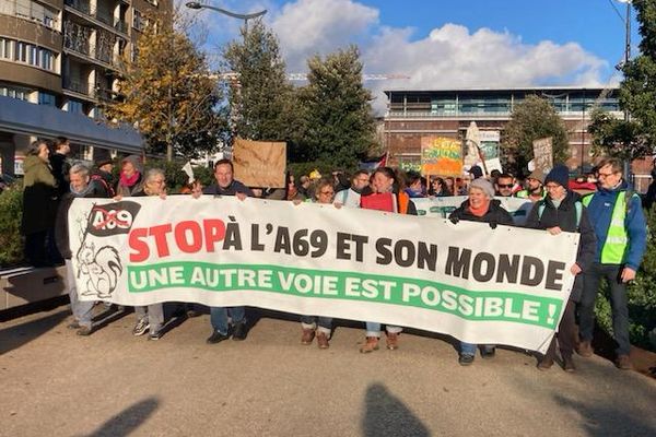 Nouvelle mobilisation des opposants à l'autoroute A69 à Toulouse ec dimanche 15 décembre. Un nouveau référé en suspension sera déposé lundi 16.