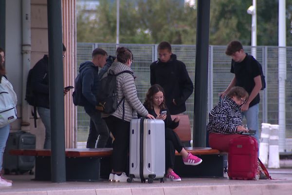 Devant la gare de Vesoul ce lundi 16 septembre, les usagers du train ont dû trouver des solutions de repli, avec peu d'informations.