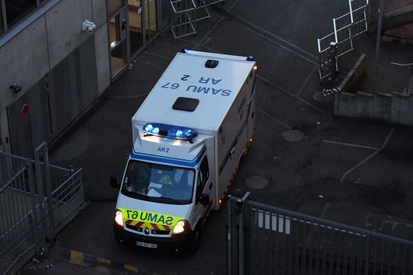 Le département du Rhône dispose de 11 véhicules "armés" pour réaliser des transports de patients Covid-19, avec des personnels disponibles affectés à chaque véhicule.