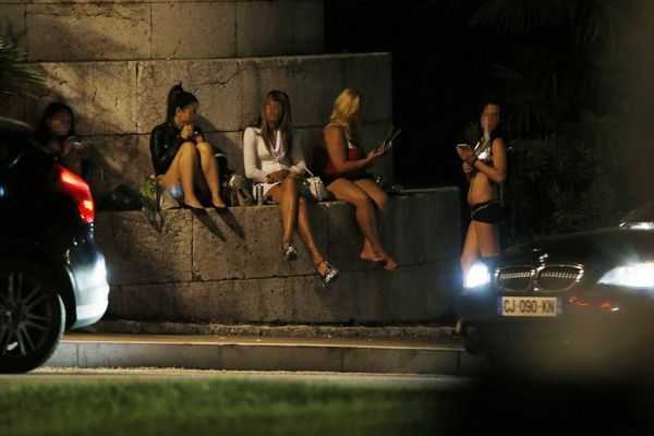 Un groupe de prostituées dans une rue de Nice, le 5 septembre 2015 AFP PHOTO / VALERY HACHE 