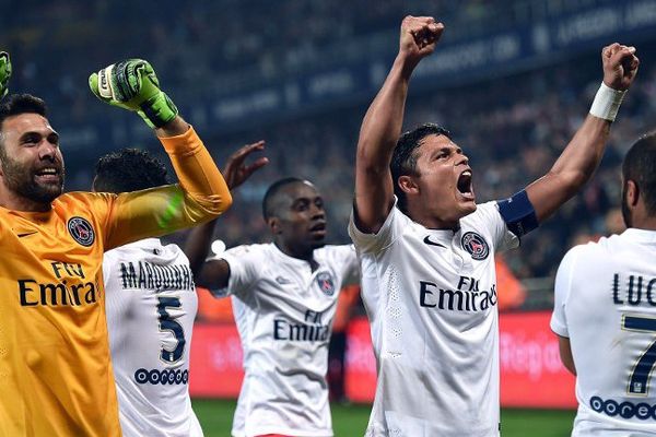 Le gardien du PSG Salvatore Sirigu (gauche) et le défenseur et capitaine brésilien Thiago Silva (droite) exultent après leur victoire contre le MHSC le 16 mai 2015 à La Mosson.