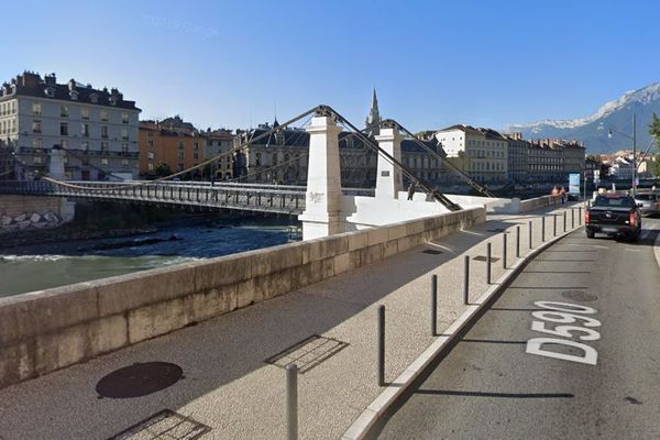 La circulation est coupée sur le quai Mounier à Grenoble à cause d'une fuite de gaz.