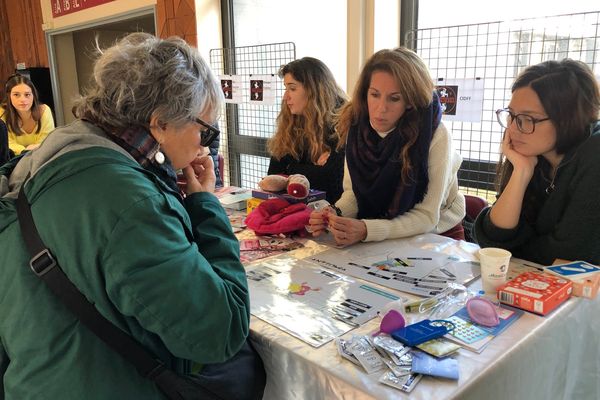 Élise Thiébaut, au premier plan, est la marraine de la troisième édition des Menstrueuses.