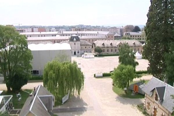 Protégé comme monument historique, le haras d'Annecy est situé dans un parc arboré en plein coeur de la ville. 