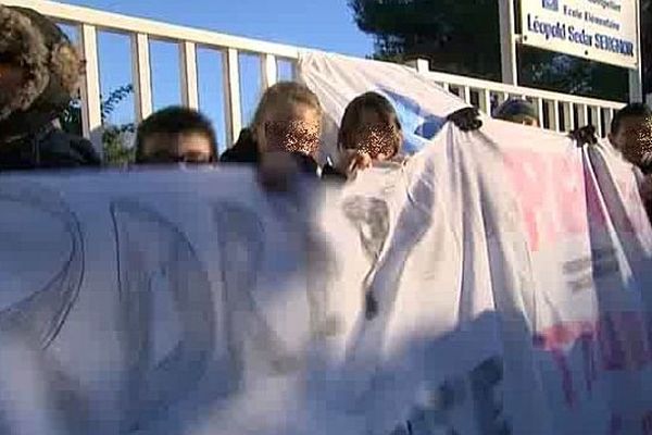 Montpellier - parents et enfants manifestent devant 2 écoles du quartier de La Mosson - 25 novembre 2013.