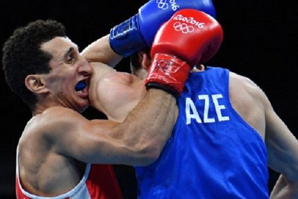 le boxeur de Toulouse Bagatelle Sofiane Ouhmia face à l'Azebaïdjanais Albert Selimov lors des quarts de finale des JO à Rio