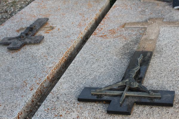 Sur les tombes du cimetière d'Osséja, des croix ont été retournées.